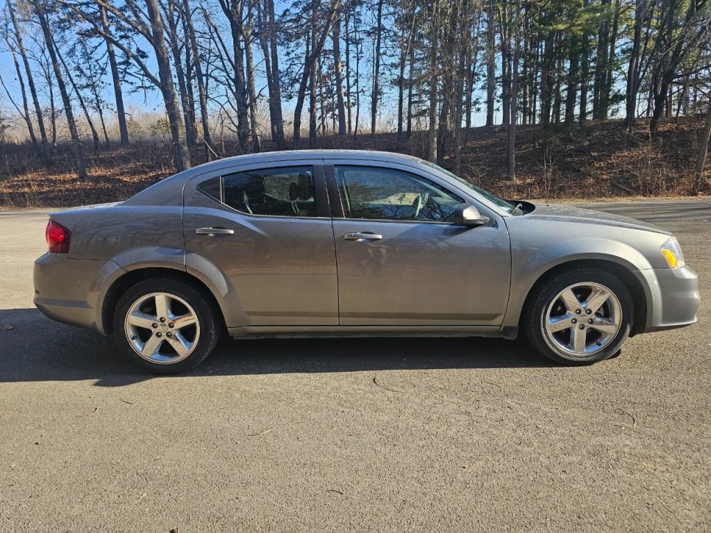 2013 Dodge Avenger Image 2