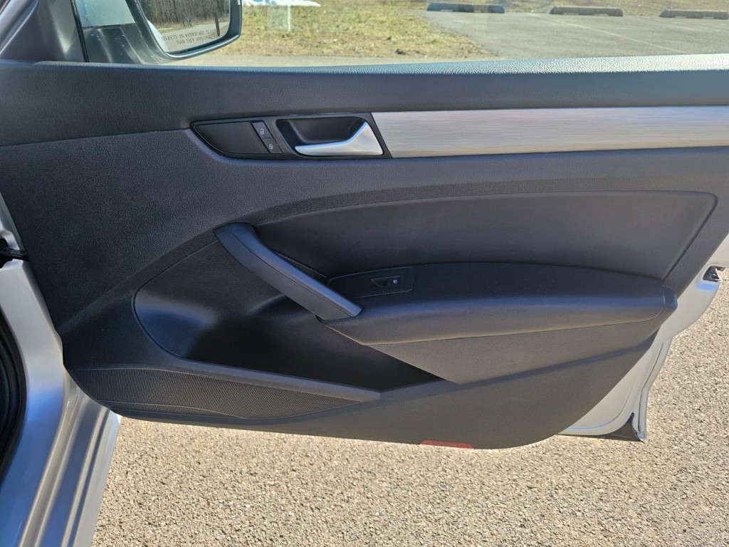 2015 Volkswagen Passat Image 17
