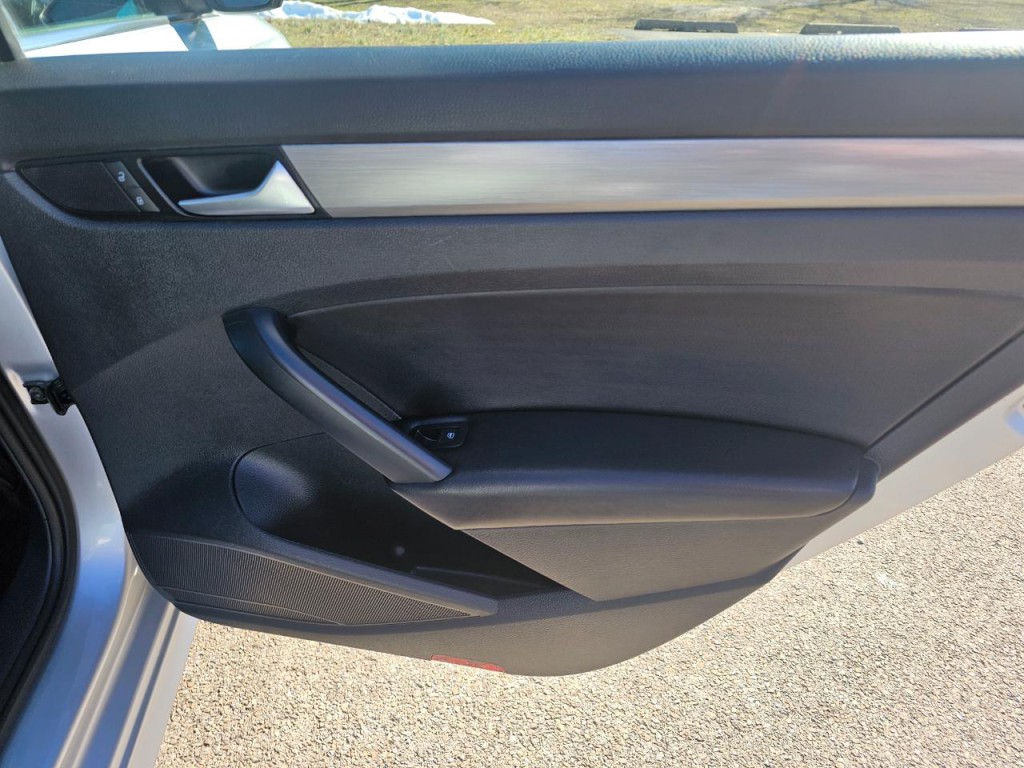 2015 Volkswagen Passat Image 19