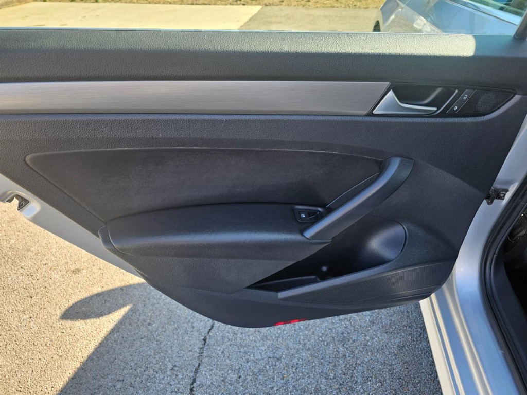2015 Volkswagen Passat Image 22