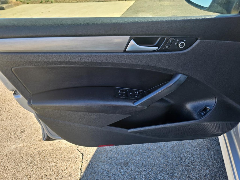 2015 Volkswagen Passat Image 24