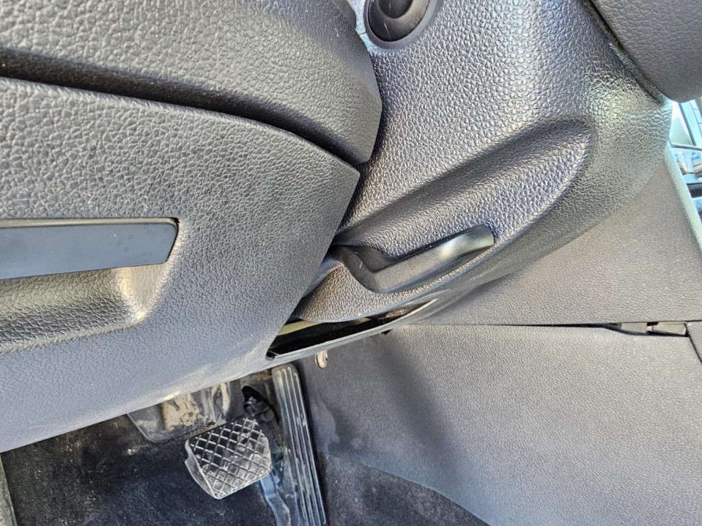 2015 Volkswagen Passat Image 32