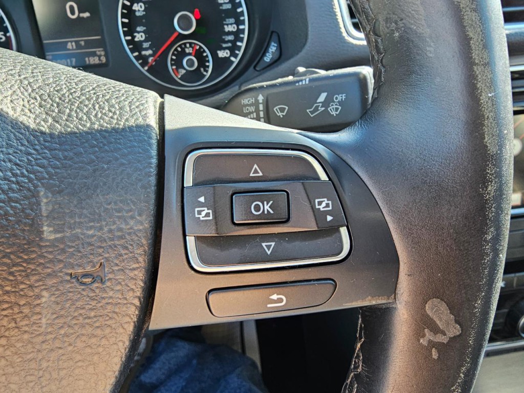 2015 Volkswagen Passat Image 34