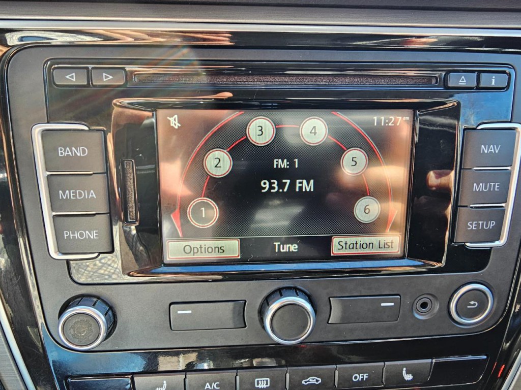 2015 Volkswagen Passat Image 36