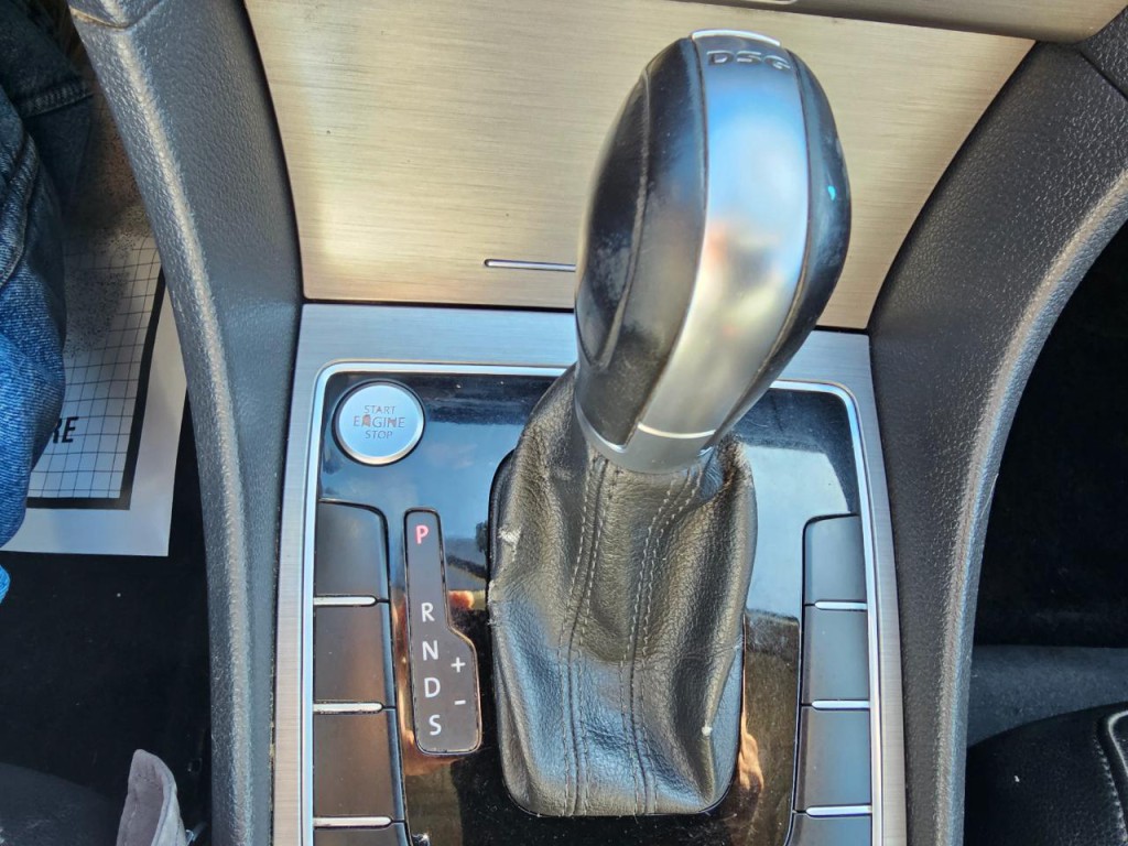 2015 Volkswagen Passat Image 43