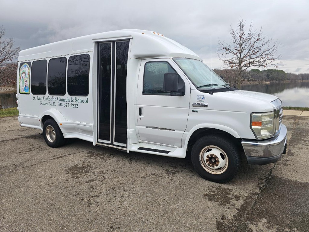 2010 Ford Econoline Image 2