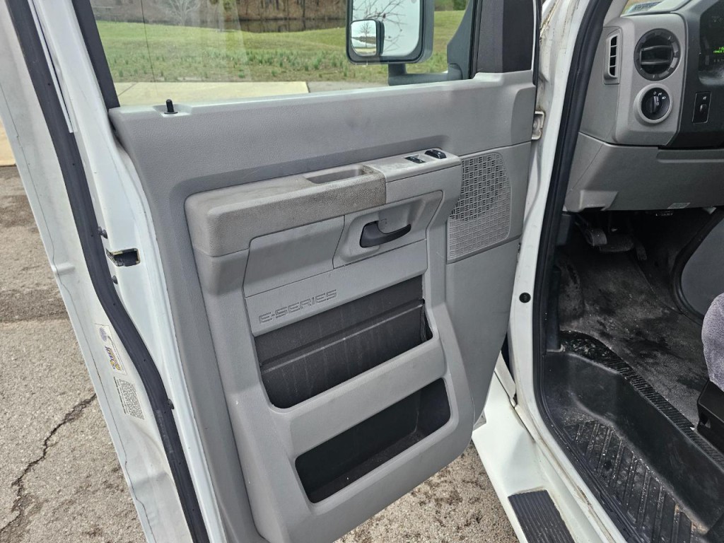2010 Ford Econoline Image 22