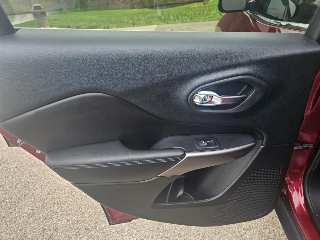 2019 Jeep Cherokee Image 24