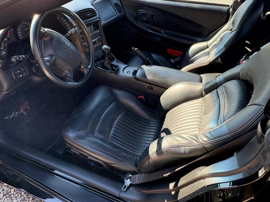 2004 Chevrolet Corvette Image 16