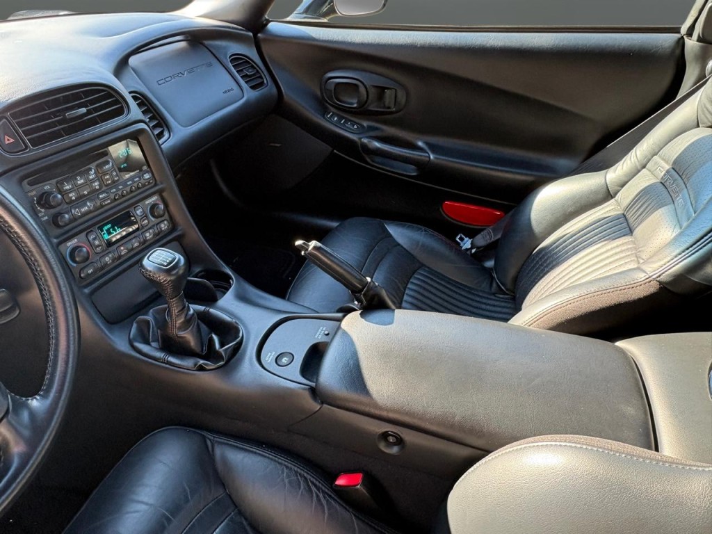2004 Chevrolet Corvette Image 21