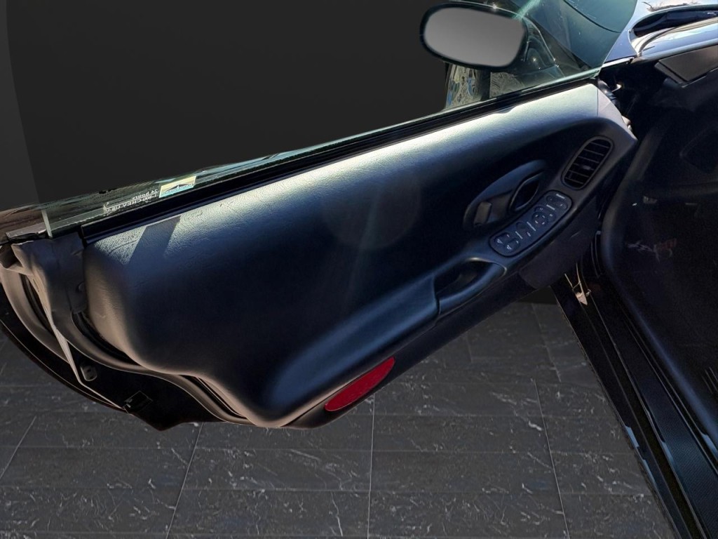 2004 Chevrolet Corvette Image 22