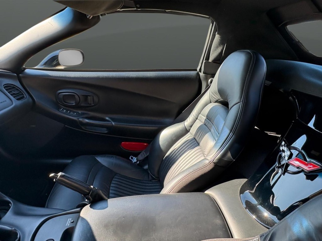 2004 Chevrolet Corvette Image 25