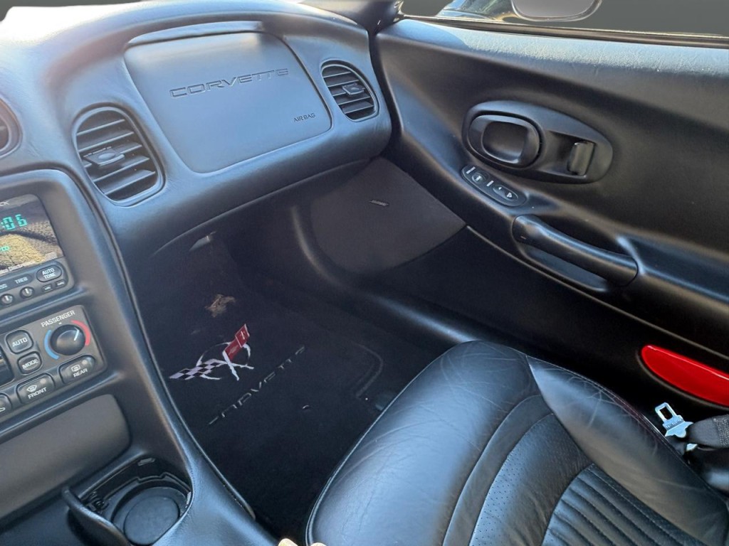 2004 Chevrolet Corvette Image 27