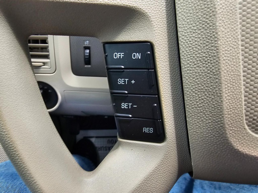 2010 Ford Escape Image 32