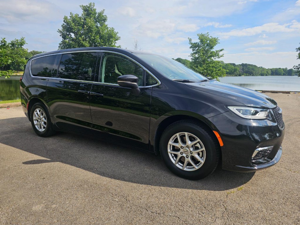2023 Chrysler Pacifica Image 2
