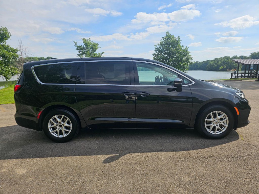 2023 Chrysler Pacifica Image 3