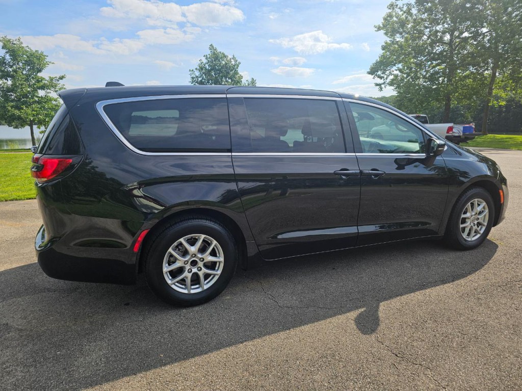 2023 Chrysler Pacifica Image 4