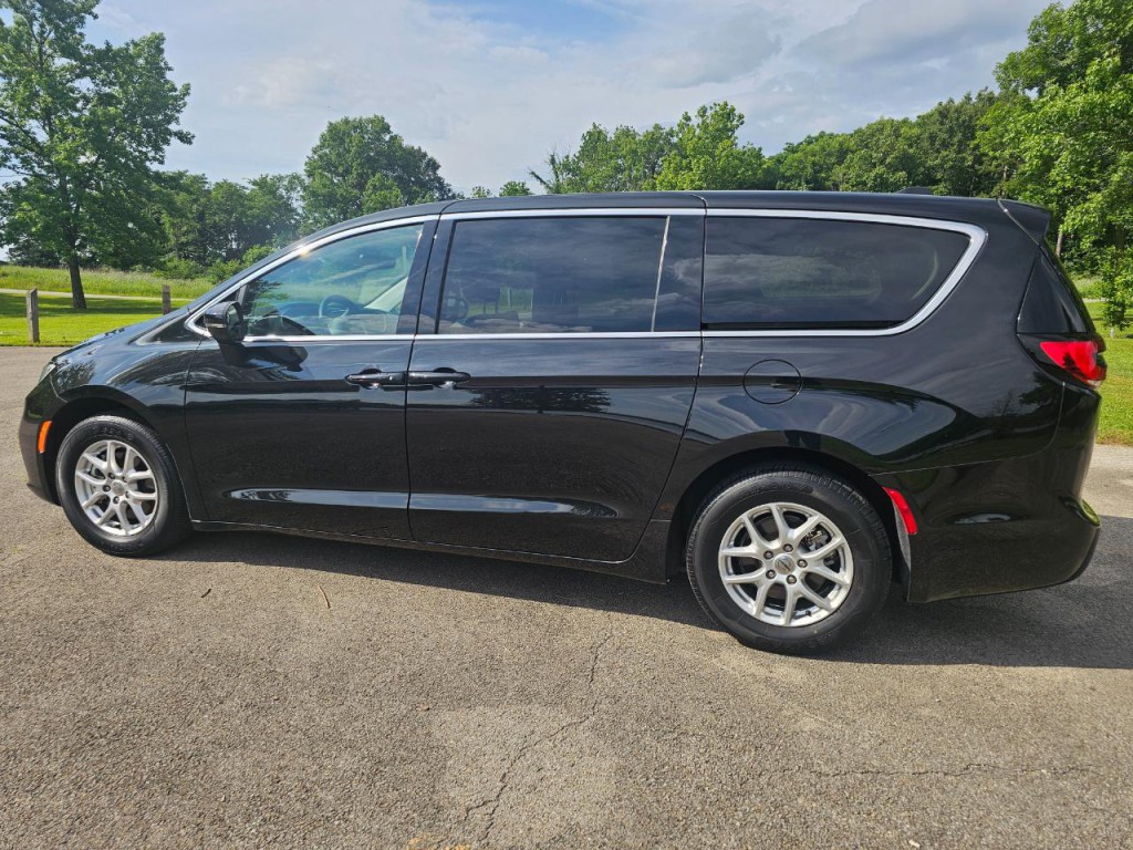 2023 Chrysler Pacifica Image 8