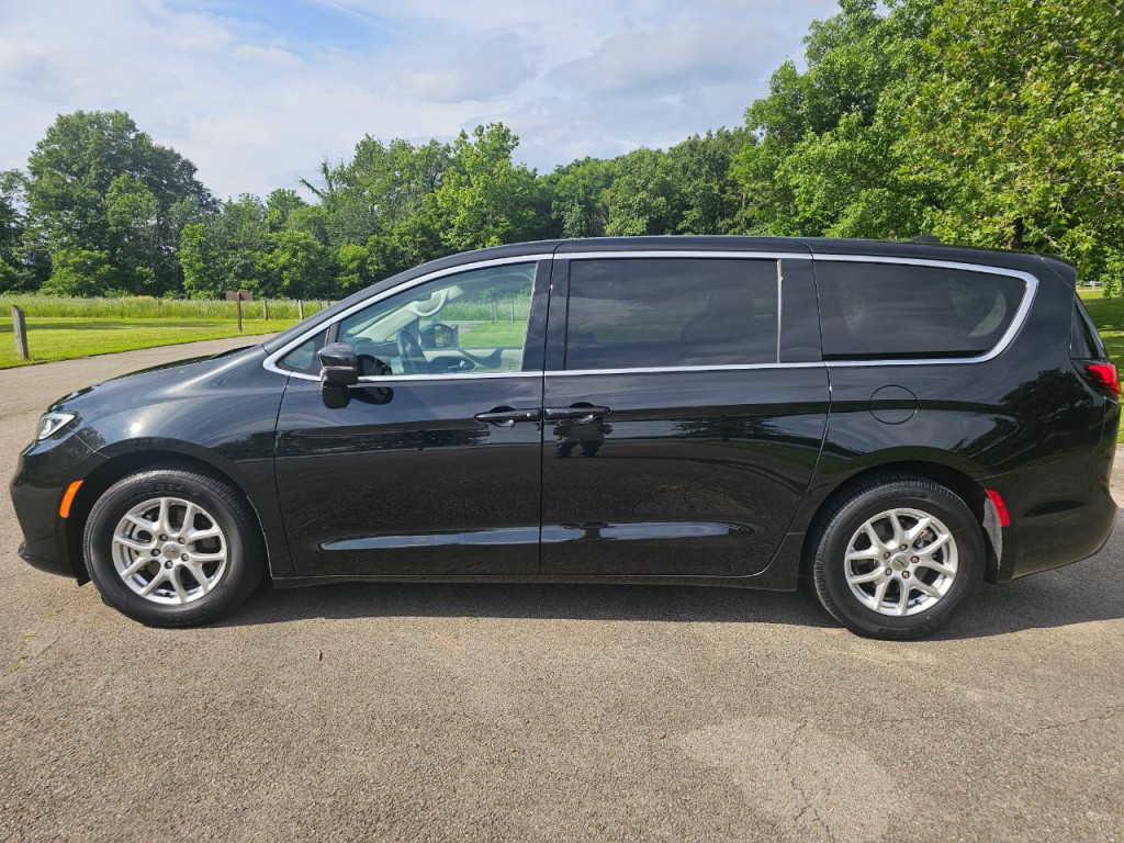2023 Chrysler Pacifica Image 9