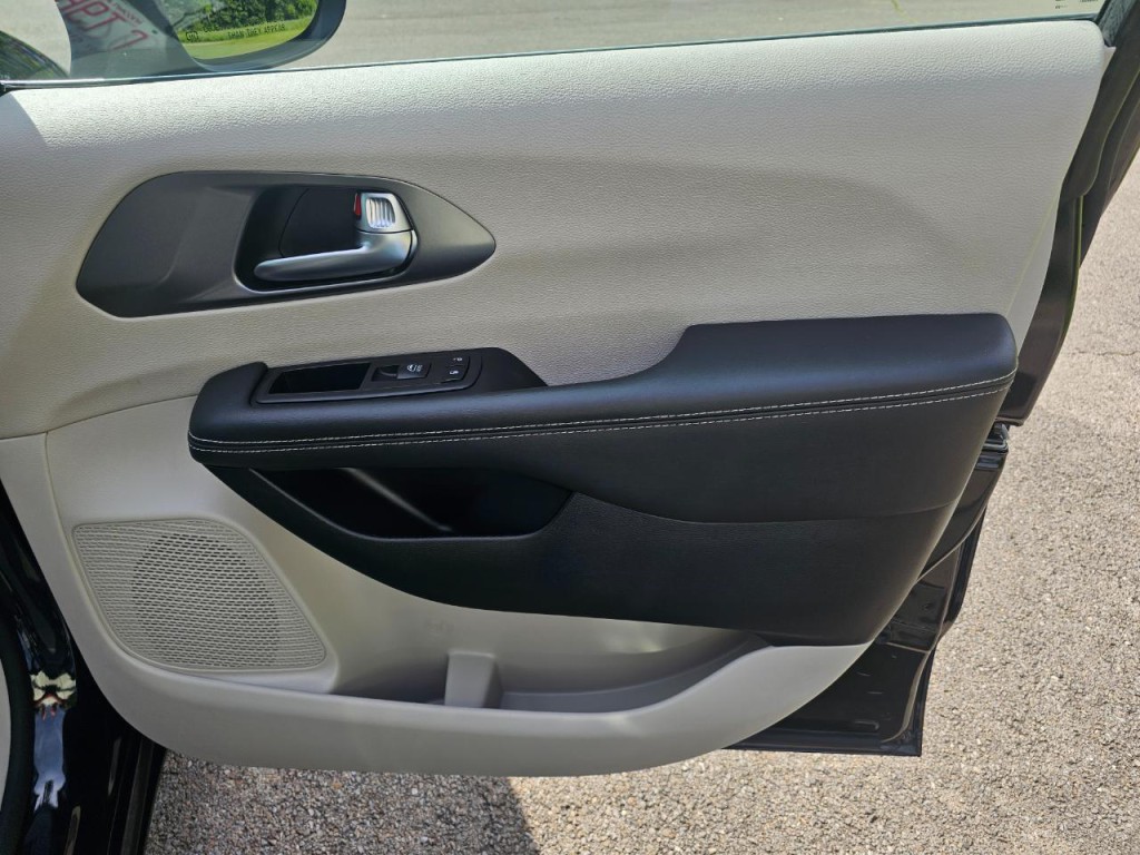 2023 Chrysler Pacifica Image 15