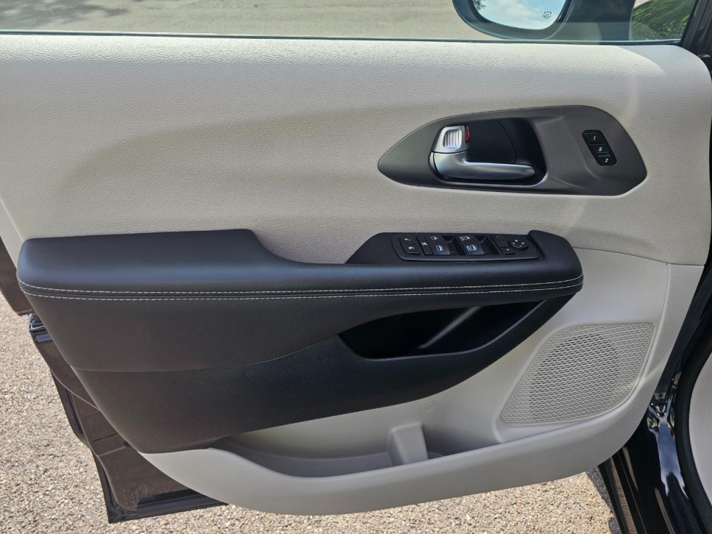 2023 Chrysler Pacifica Image 24
