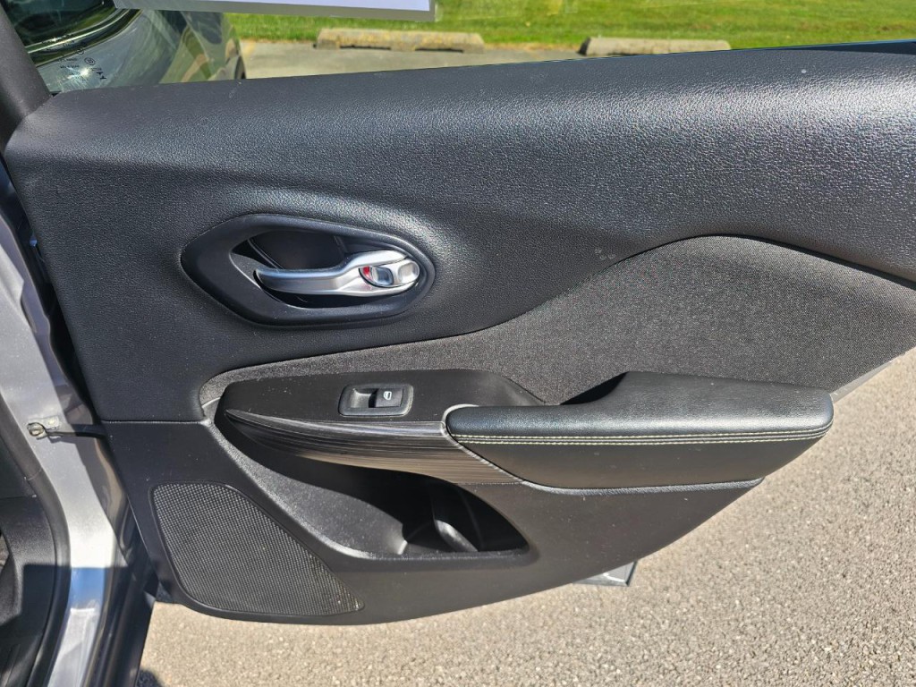 2014 Jeep Cherokee Image 17