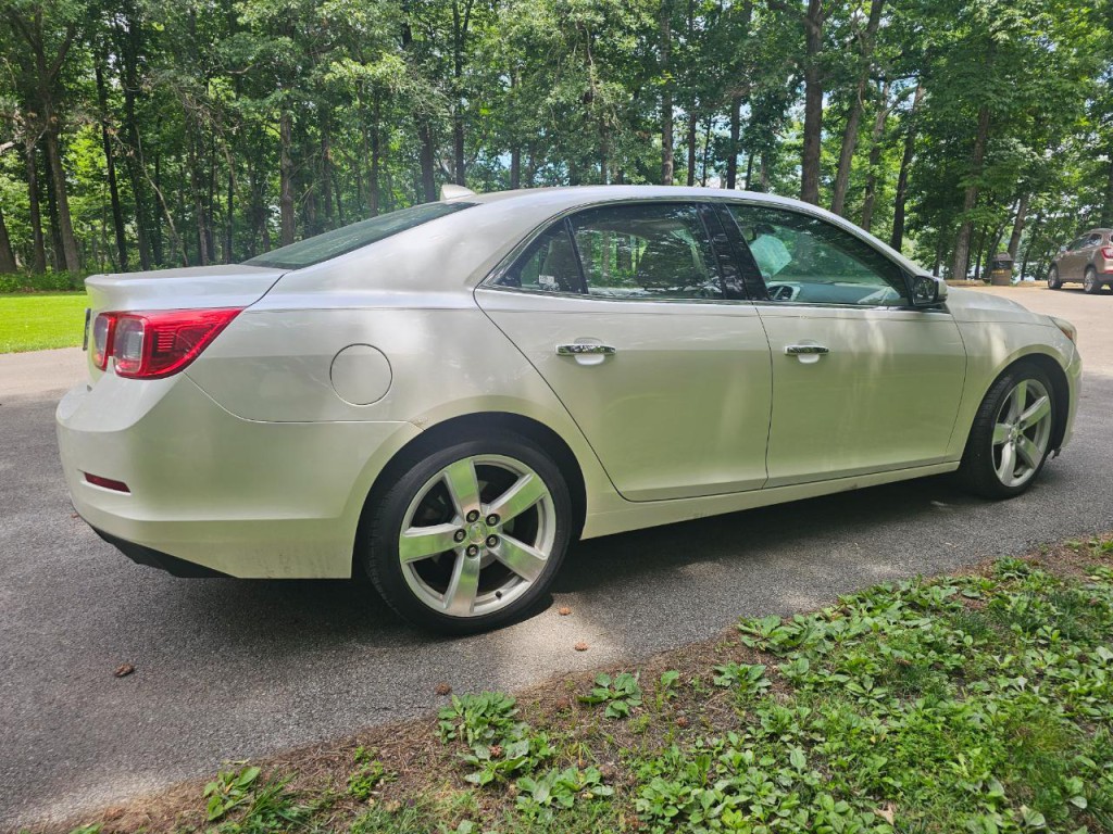 2013 Chevrolet Malibu Image 2
