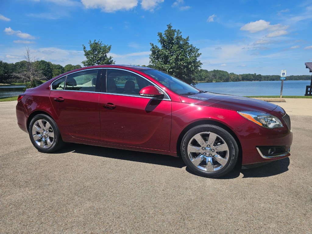2016 Buick Regal Image 2