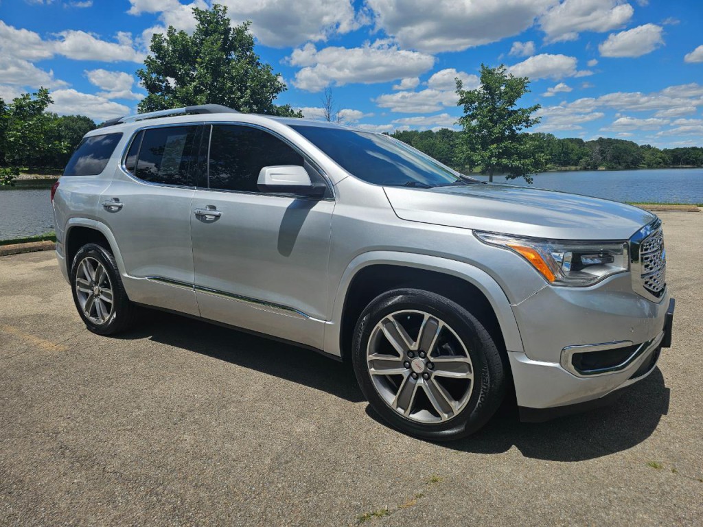 2017 GMC Acadia Image 2