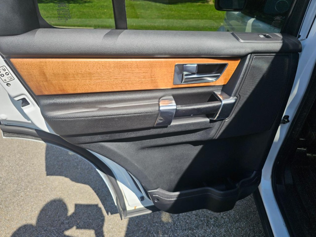 2013 Land Rover LR4 Image 25