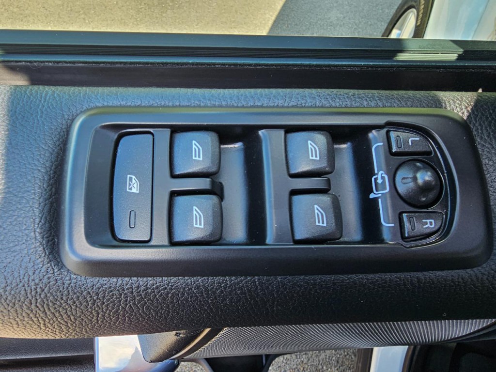 2013 Land Rover LR4 Image 32