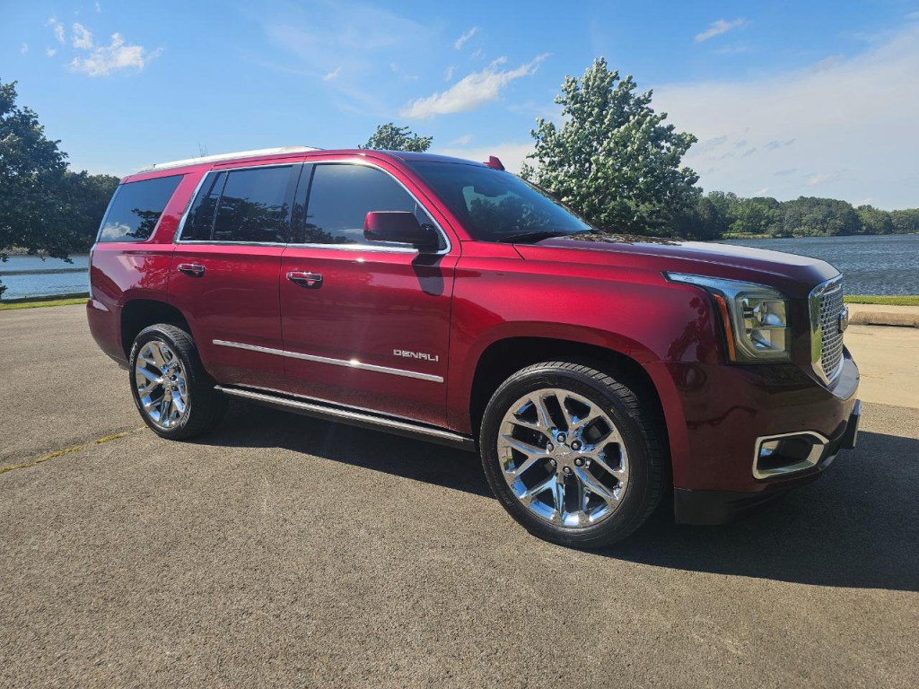 2017 GMC Yukon Image 2