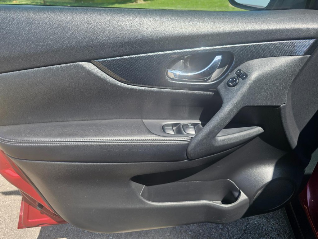2016 Nissan Rogue Image 24