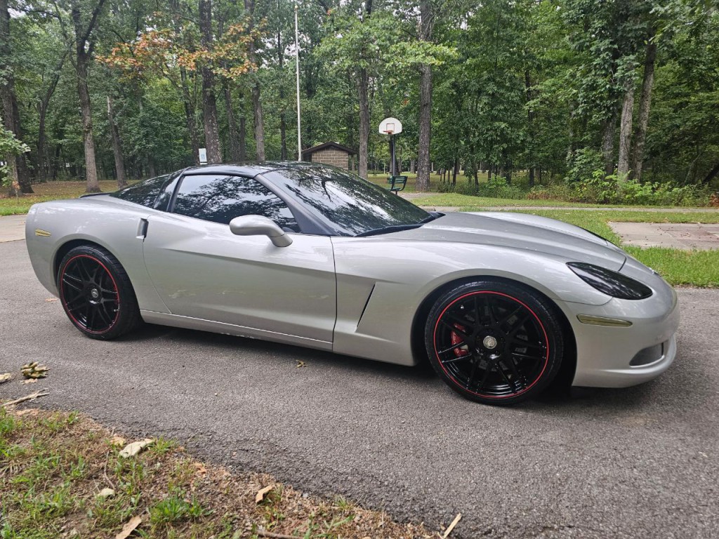 2005 Chevrolet Corvette Image 2