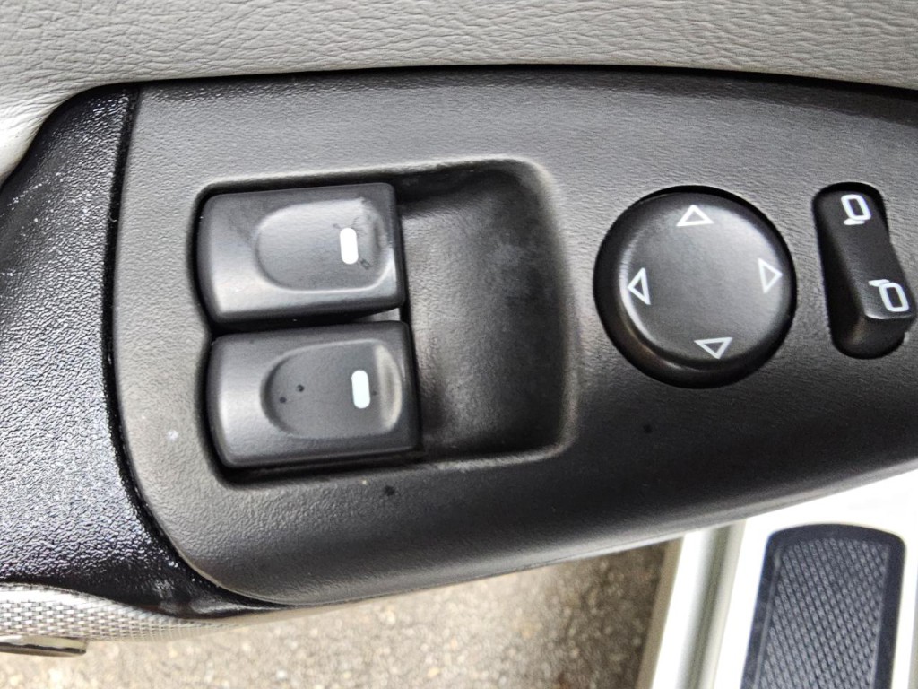 2005 Chevrolet Corvette Image 23