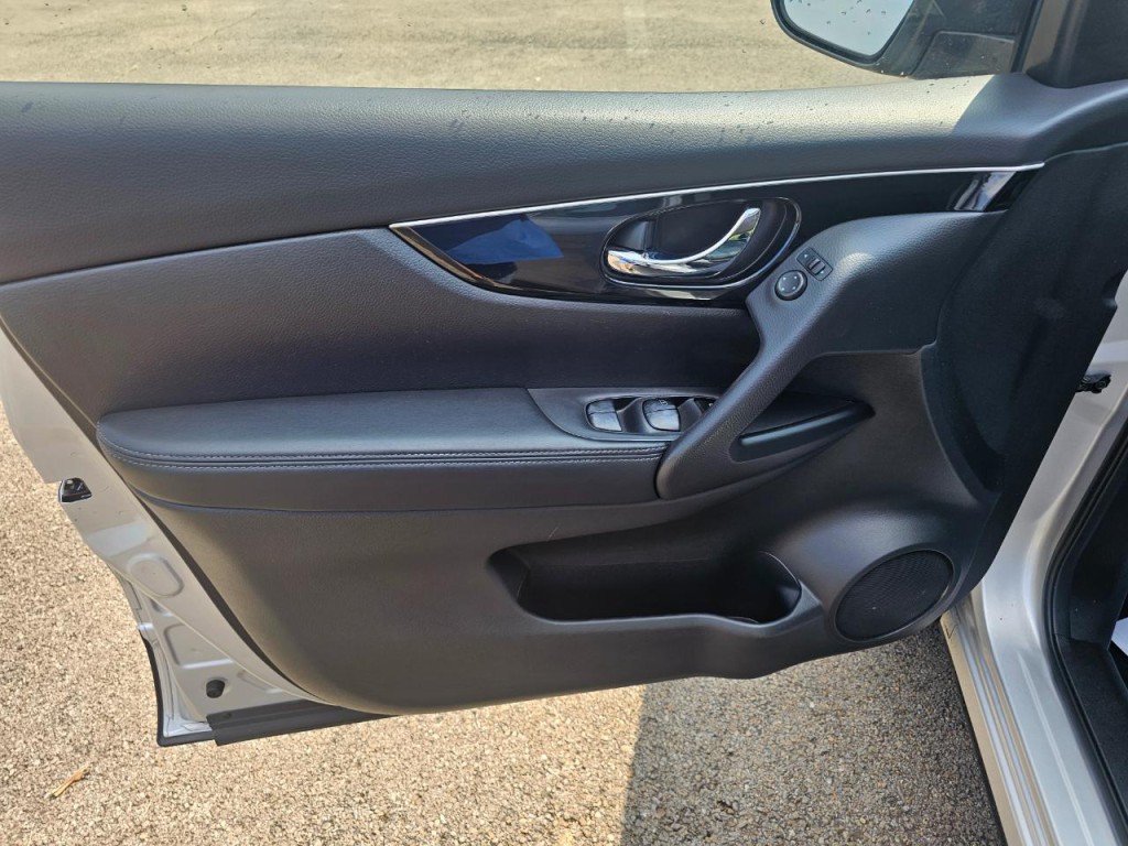 2017 Nissan Rogue Image 24
