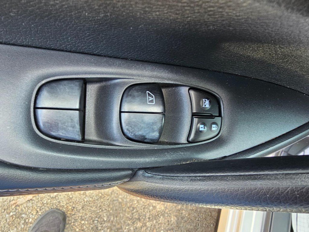 2017 Nissan Rogue Image 30