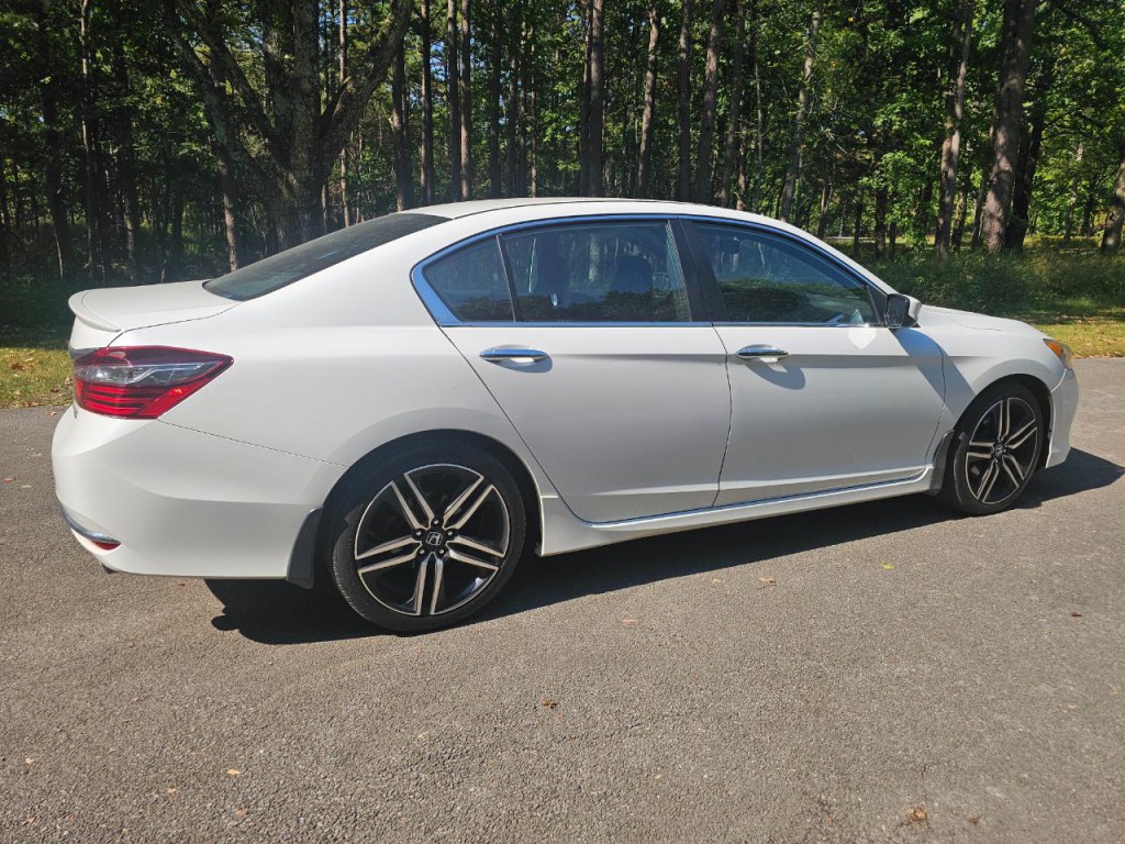2017 Honda Accord Image 2