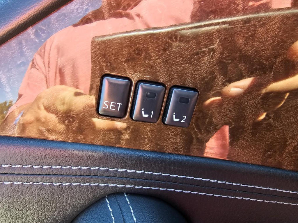 2015 INFINITI QX80 Image 32