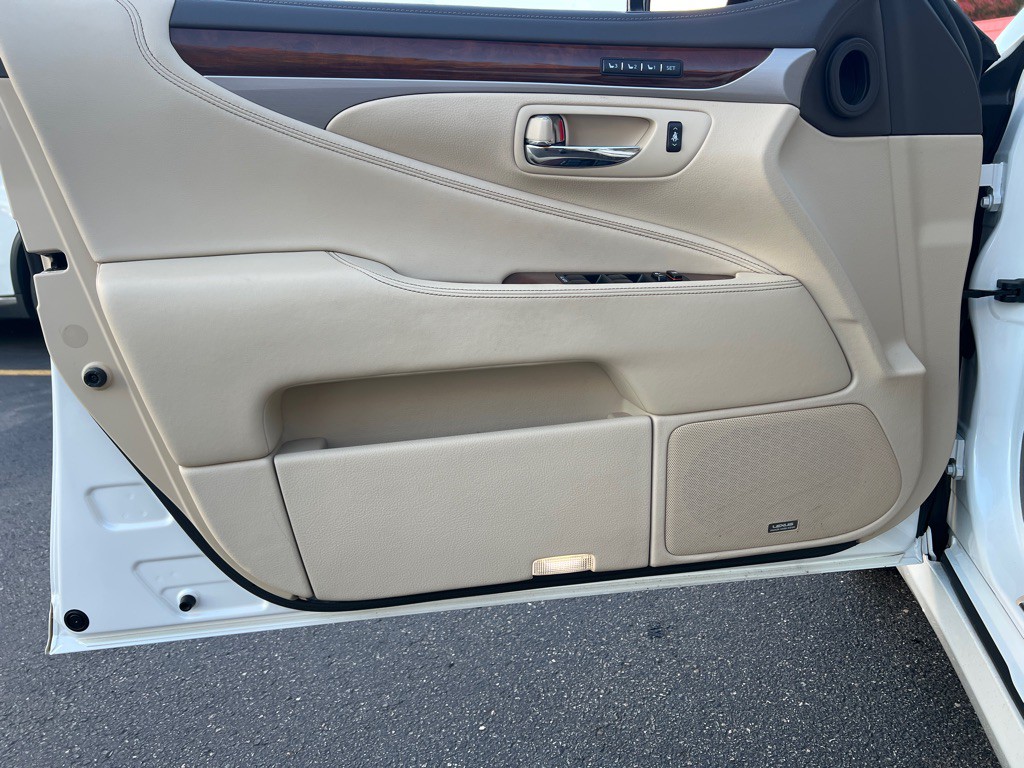 2015 Lexus LS 460 Image 10