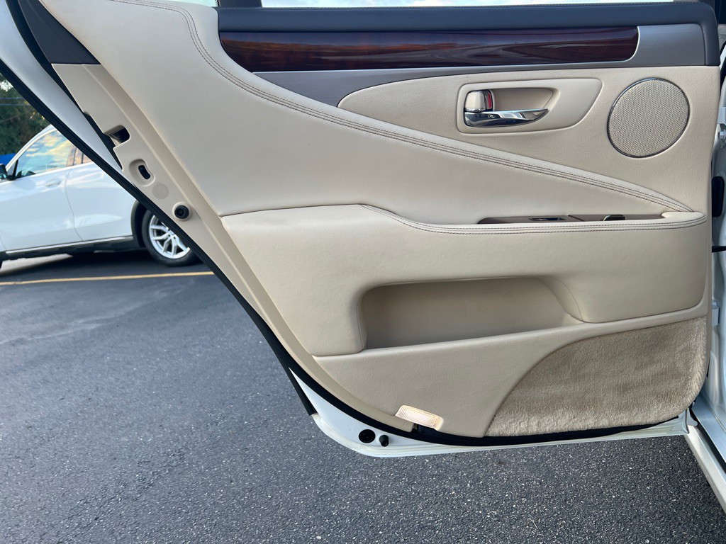 2015 Lexus LS 460 Image 11