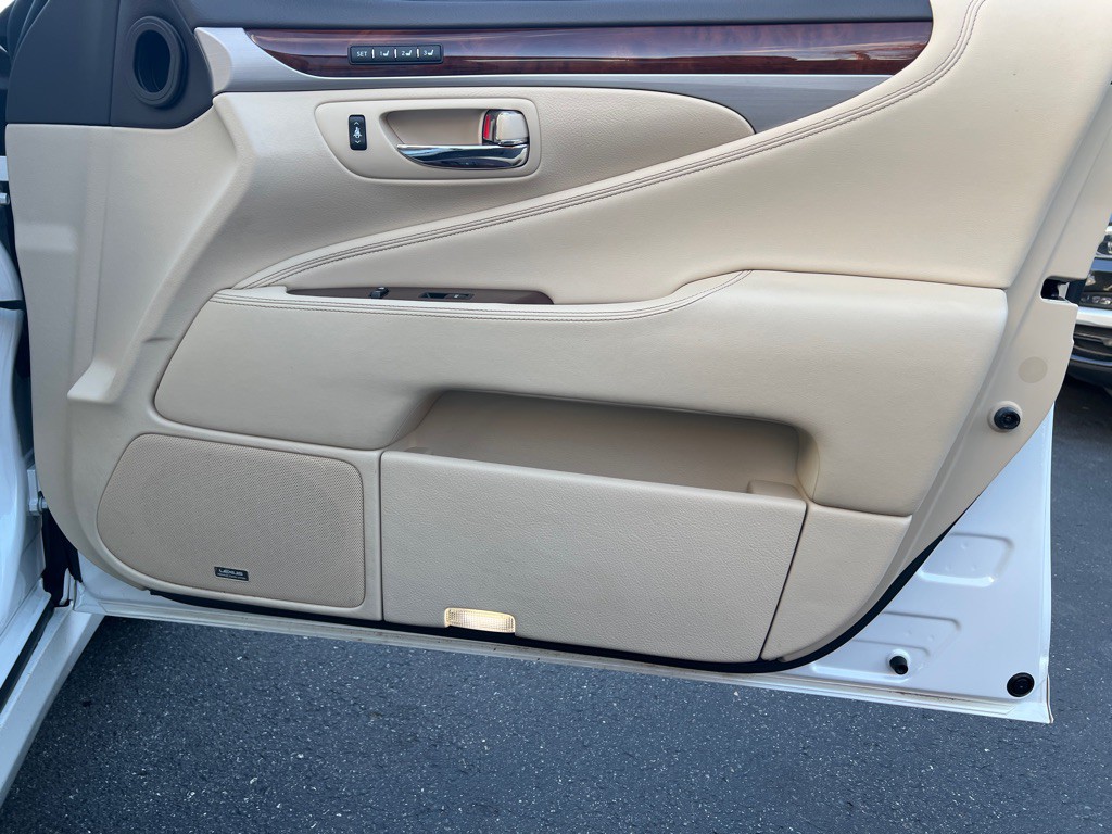 2015 Lexus LS 460 Image 12
