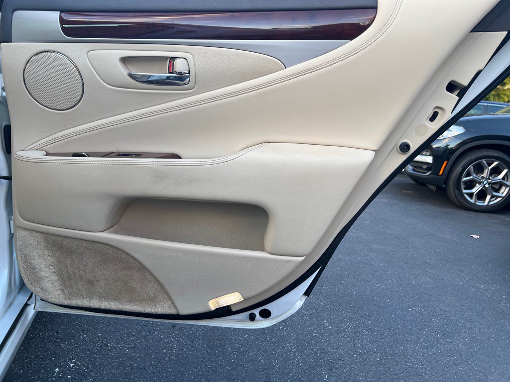 2015 Lexus LS 460 Image 13