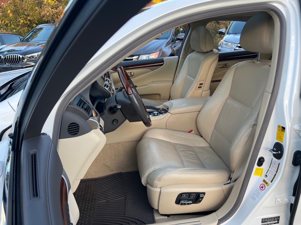 2015 Lexus LS 460 Image 14