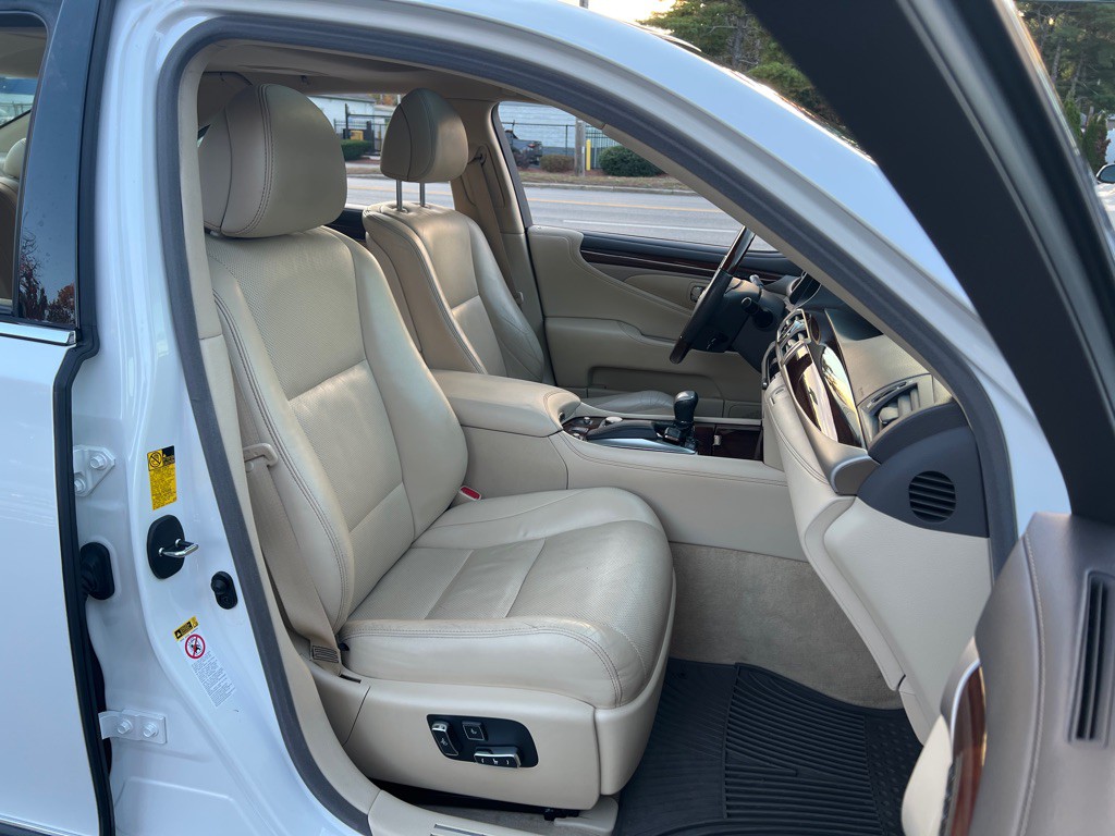 2015 Lexus LS 460 Image 16
