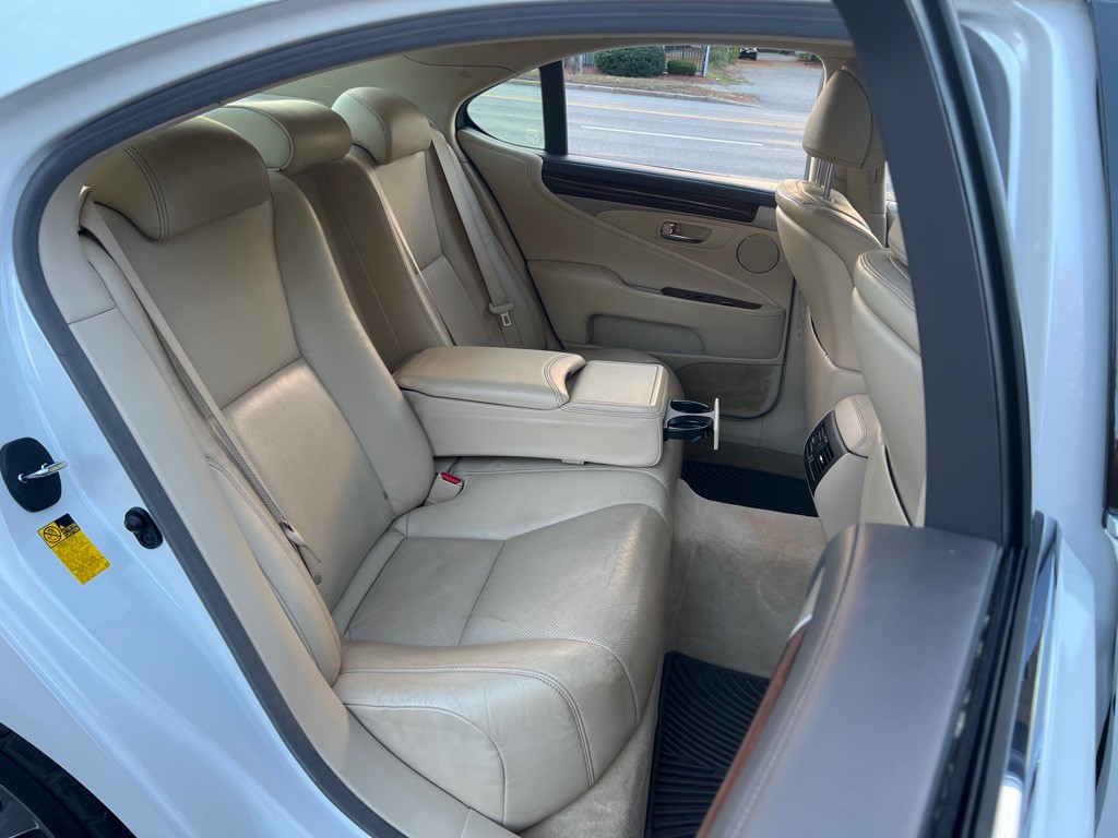 2015 Lexus LS 460 Image 17