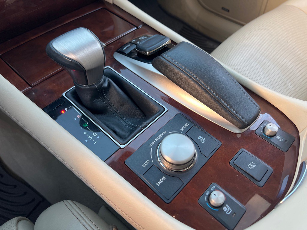 2015 Lexus LS 460 Image 25