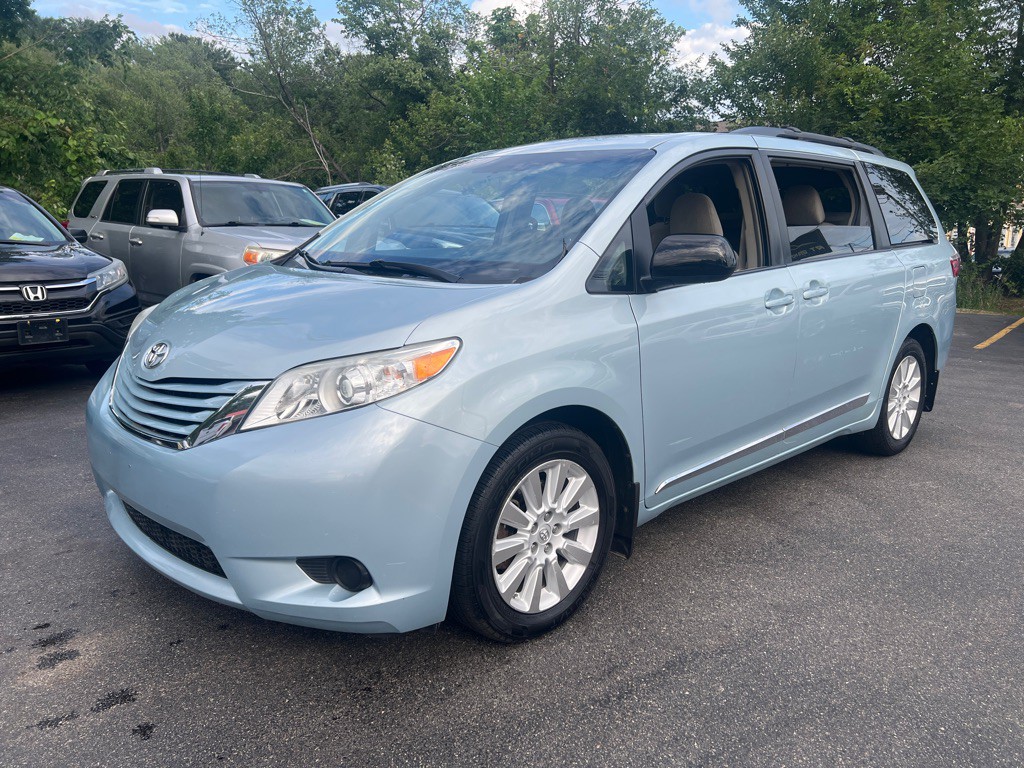 2015 Toyota Sienna Image 1