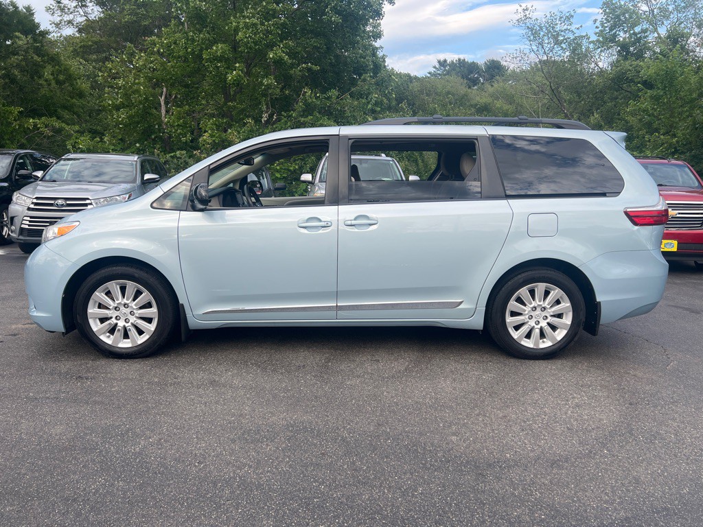2015 Toyota Sienna Image 2