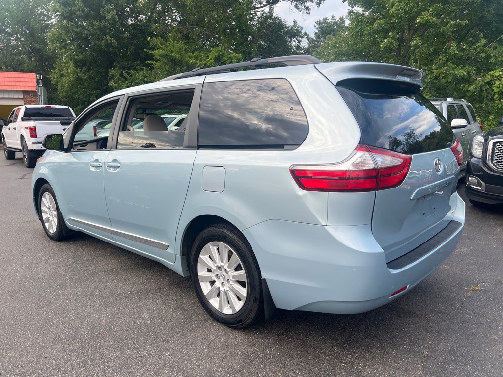 2015 Toyota Sienna Image 3